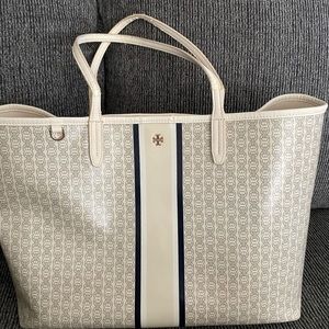 Uses Tory Burch handbag